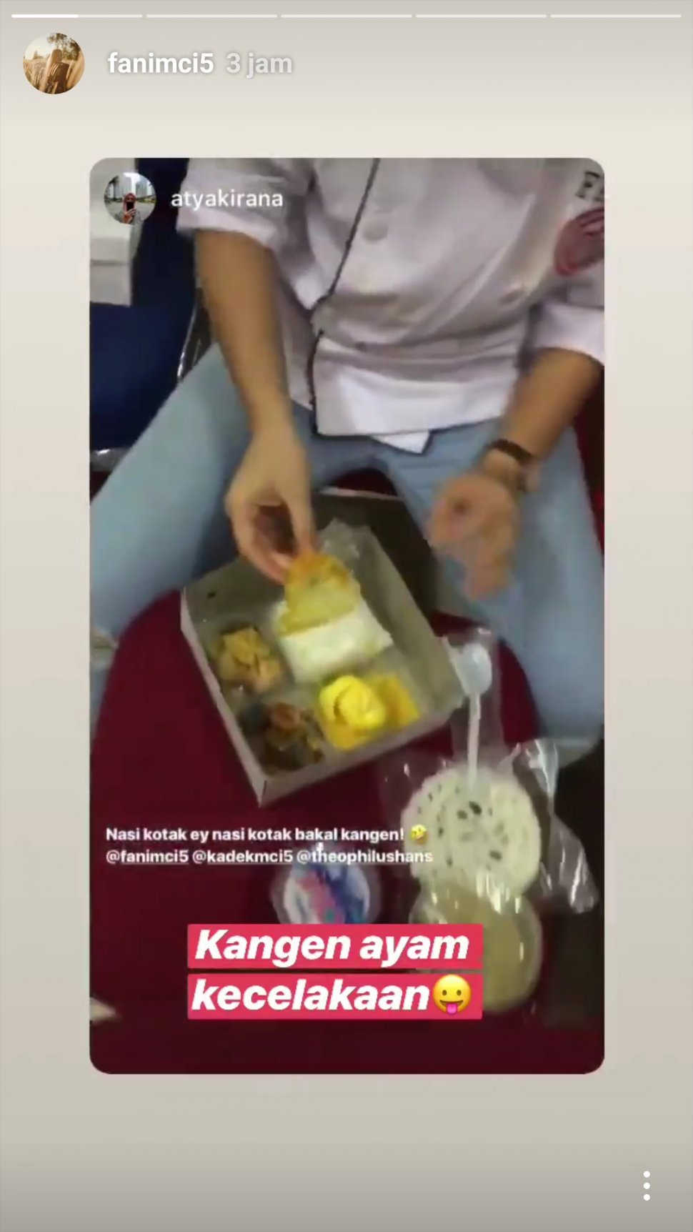 Fani MasterChef Indonesia menikmati makan nasi kotak. (Dok. Instagram/FaniMCI5)