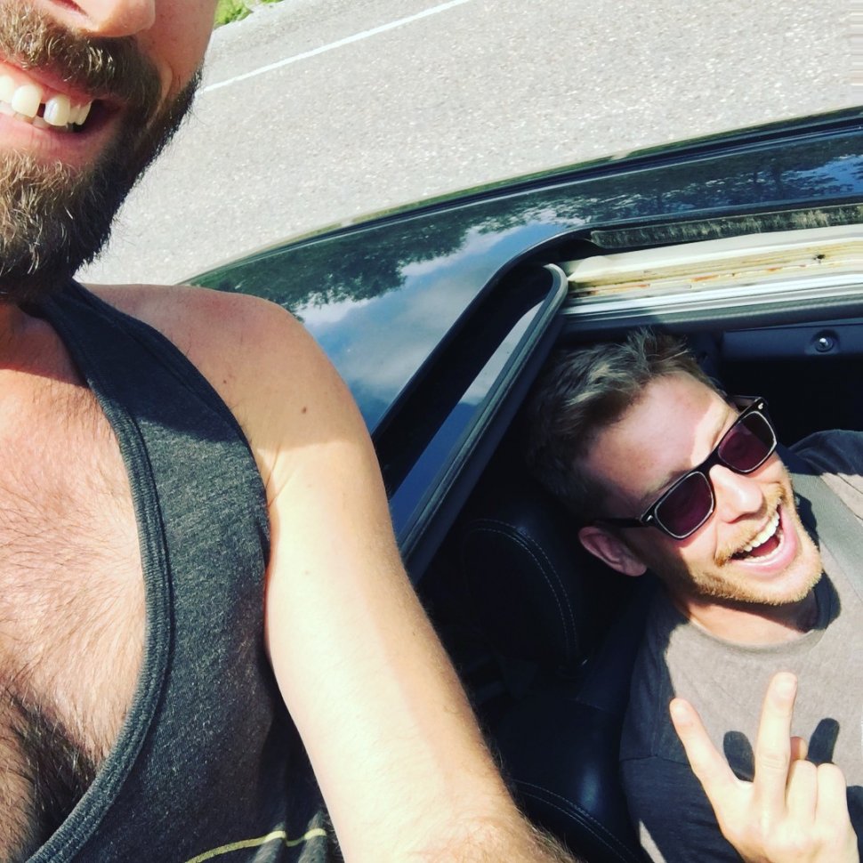 Steven dan Doug, tiru pose cewek-cewek hits Instagram. (Instagram/@stevey.wander)