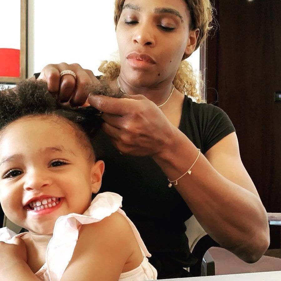 Serena Williams mengepang rambut anaknya. (Instagram/@serenawilliams)