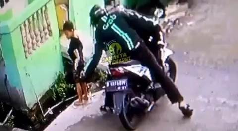 Pemotor Berjaket Ojol Rampas Ponsel Bocah. (Instagram/jabodetabek.terkini)