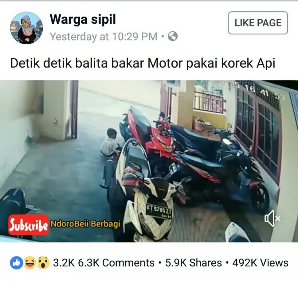 Video balita bakar sepeda motor. [Facebook]