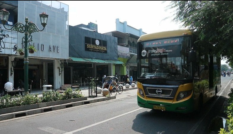 Wisatawan masih bisa menaiki Trans Jogja saat uji coba semi pedestrian di Malioboro. (Suara/Arendya)