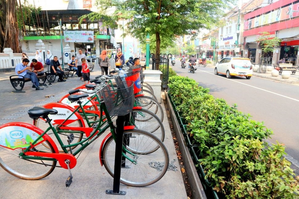 Suasana Malioboro saat uji coba semi pedestrian, sebagian jalan masih dibuka untuk kendaraan bermotor. (Suara/Arendya)