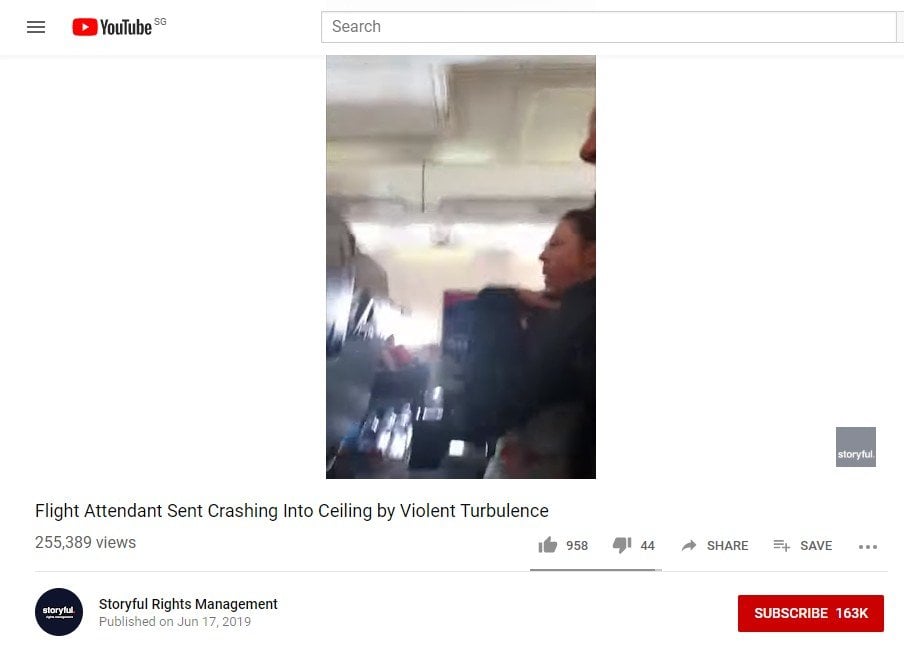 Turbulensi parah, pramugari terlempar ke atap pesawat. Tangkapan layar (Youtube/Storyful Rights Management)