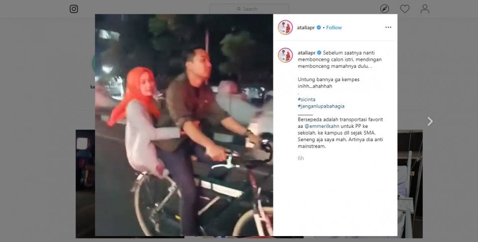 Dibonceng Naik Sepeda Keliling Kota, Istri Ridwan Kamil Tuai Pujian. Tangkapan layar video (instagram.com/ataliapr)