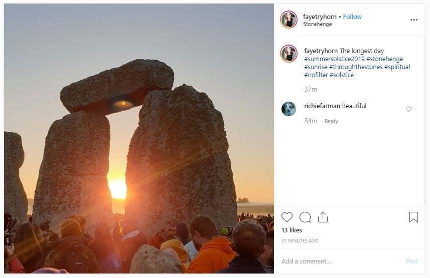 Perayaan solstis bulan Juni di Stonehenge (instagram.com/fayetryhorn)