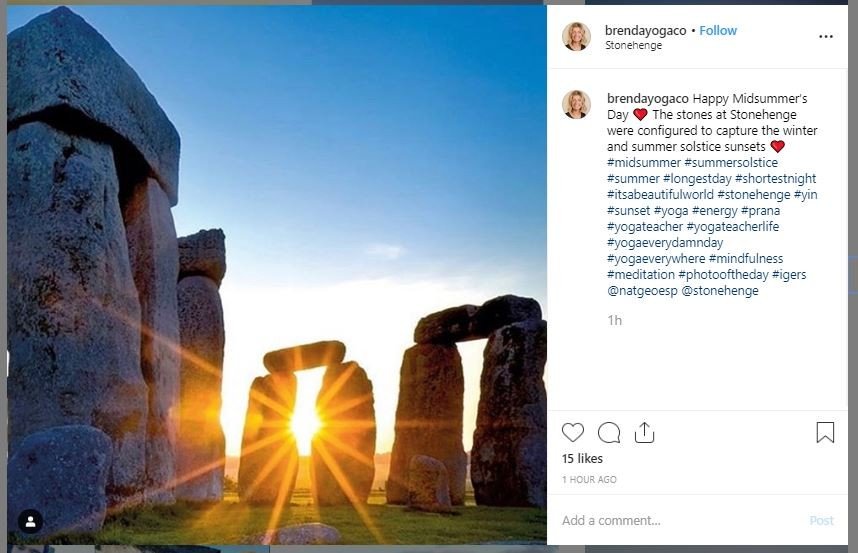 Perayaan solstis bulan Juni di Stonehenge (instagram.com/brendayogaco)