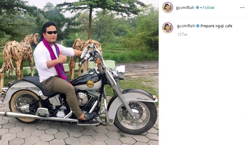 Gus Miftah mengendarai motor Harley-Davidson. (Instagram/@gusmifah)