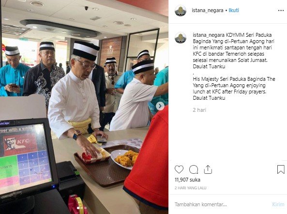 Raja Malaysia saat mengantre di KFC (Instagram/@istana_negara)