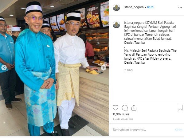 Raja Malaysia saat mengantre di KFC (Instagram/@istana_negara)