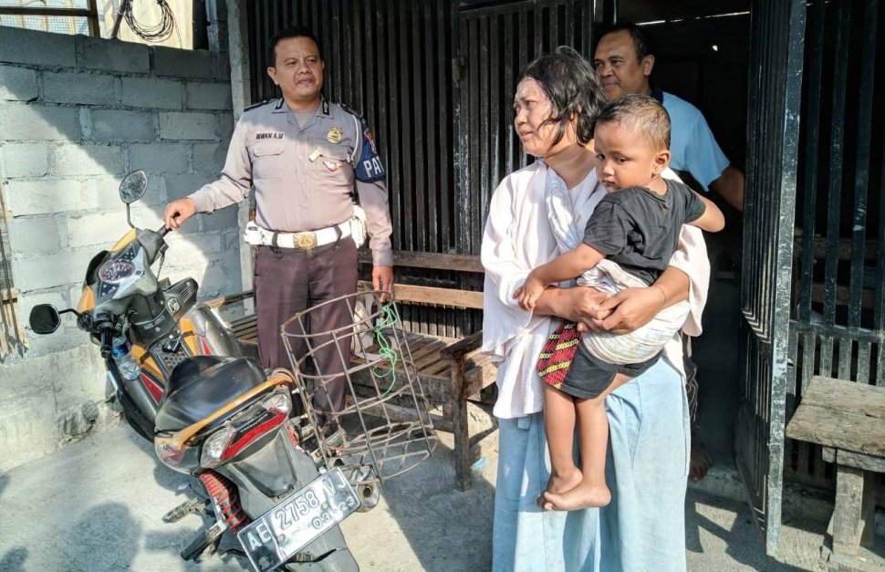 Mohammad Khoirul, warga Jalan Semen Remeng, Kelurahan Kertosari, Kecamatan Babadan, Ponorogo, yang membonceng anaknya dengan dimasukkan ke dalam keranjang besi dinilai berbahaya. (jatimnet.com/ Gayuh Satria)