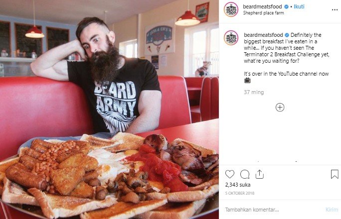 Pria ini pecahkan rekor makan 65 makanan dalam waktu 12 menit. (Instagram/beardmeatsfood)