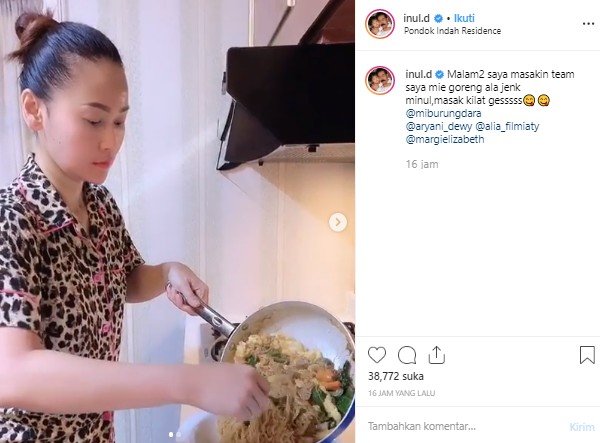 Inul Daratista masak mie goreng. (Instagram/@inul.d)