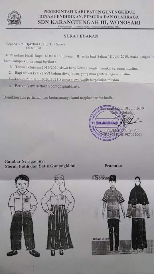 Contoh busana muslim yang diwajibkan dipakai siswa SDN Karangtengah III, Wonosari, Senin (24/6/2019). [Harian Jogja]