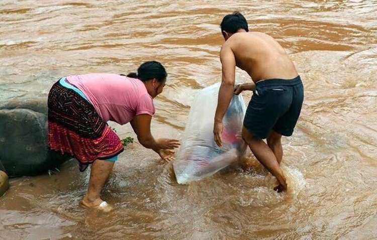 Viral! Ibu dan Ayah Masukkan Putranya ke Kantong Plastik agar Tak Basah saat seberangi sungai demi ke sekolah. [Philippine News]