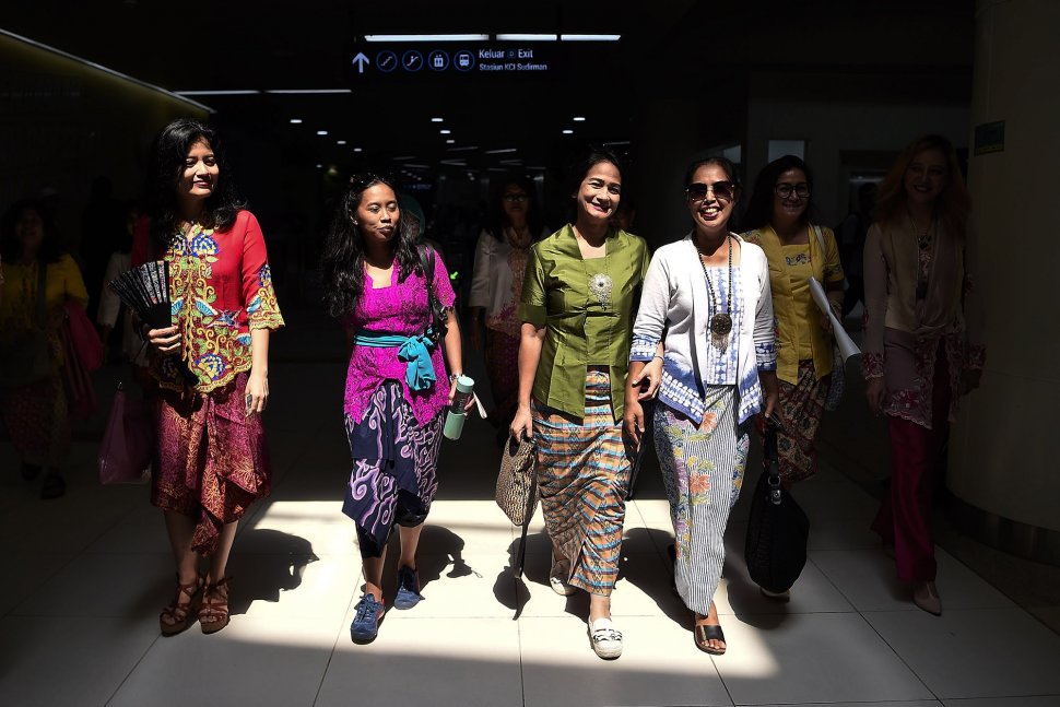 Sejumlah perempuan yang tergabung dalam Gerakan Nasional #SelasaBerkebaya melakukan kampanye berkebaya di Stasiun MRT Dukuh Atas, Jakarta, Selasa (25/6). ANTARA FOTO/Galih Pradipta