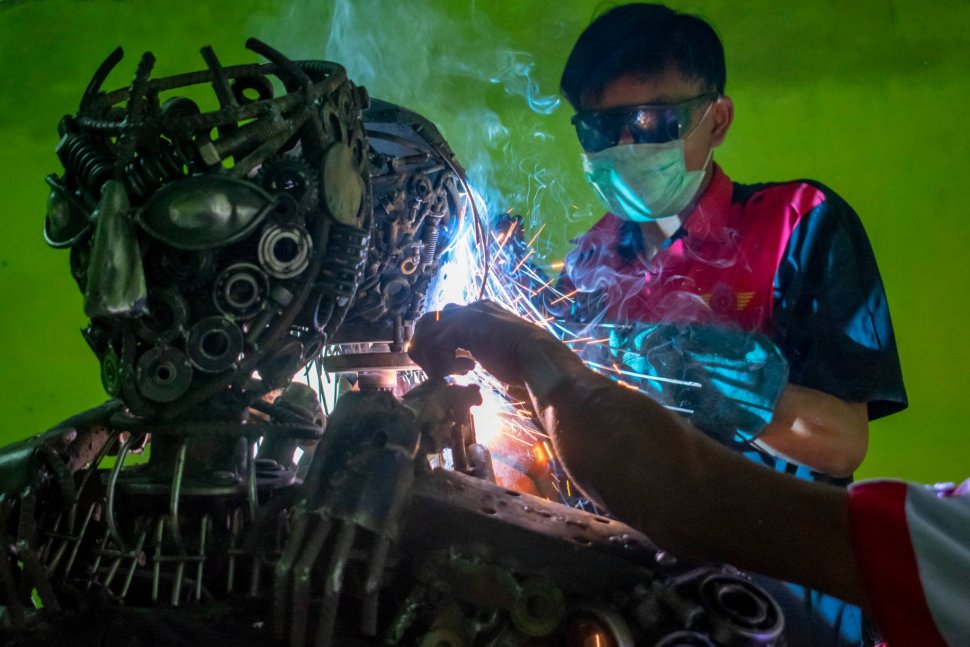 Siswa SMK Ciptakan Robot dari Onderdil Motor  Bekas 