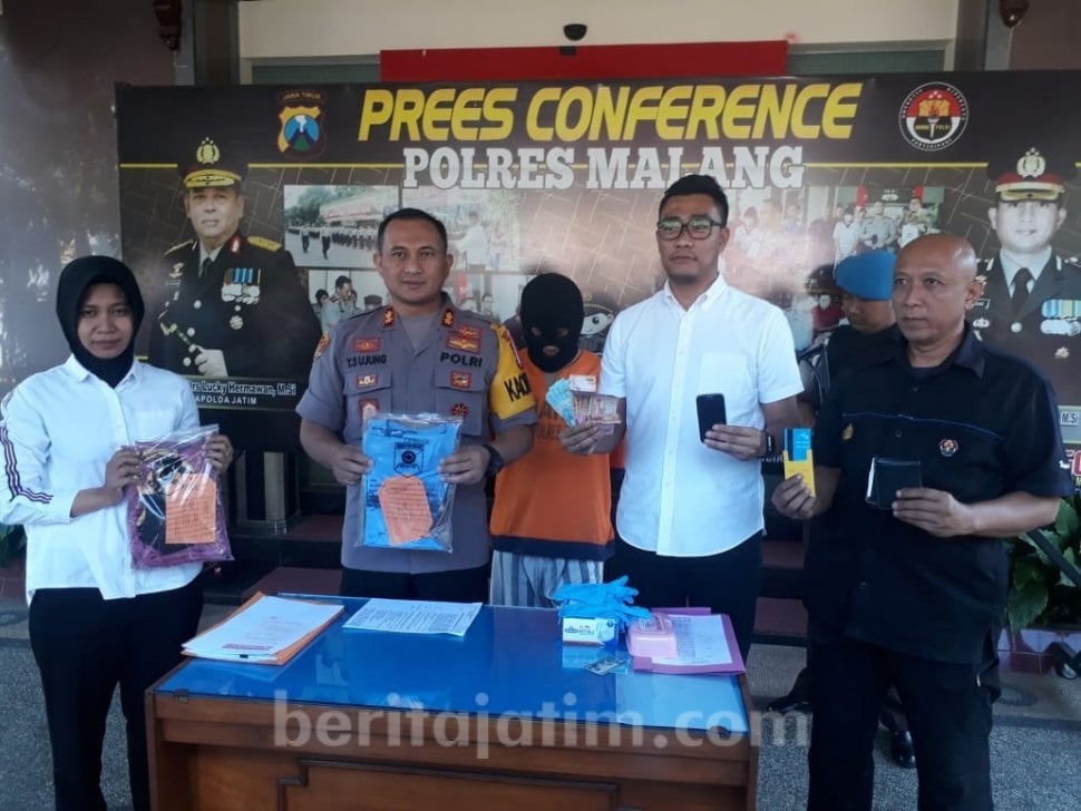 FS (25) ditangkap Polres Malang setelah dijadikan tersangka perdagangan orang dengan menjual tubuh istrinya NV (27) ke tak hanya satu pria dan dalam waktu bersamaan.[beritajatim.com]