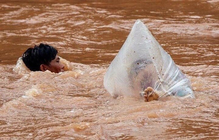 Viral! Ibu dan Ayah Masukkan Putranya ke Kantong Plastik agar Tak Basah saat seberangi sungai demi ke sekolah. [Philippine News]