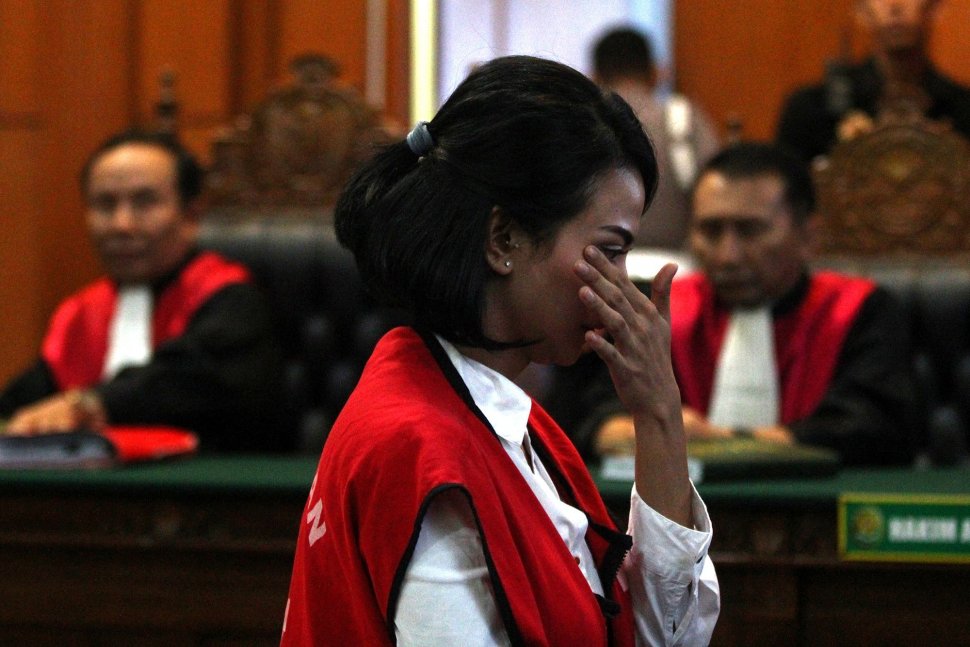 Terdakwa kasus dugaan penyebaran konten asusila Vanessa Angel berjalan di depan majelis hakim usai menjalani sidang putusan di Pengadilan Negeri (PN) Surabaya, Jawa Timur, Rabu (26/6). ANTARA FOTO/Moch Asim