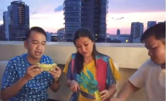 Ruben Onsu membeli melon seharga Rp 1 juta. (YouTube/The Onsu Family)