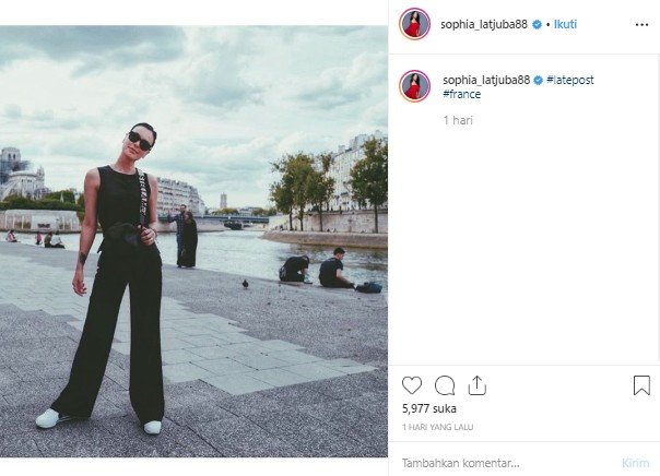Gaya liburan Sophia Latjuba di Eropa bak ABG. (Instagram/@sophia_latjuba88)