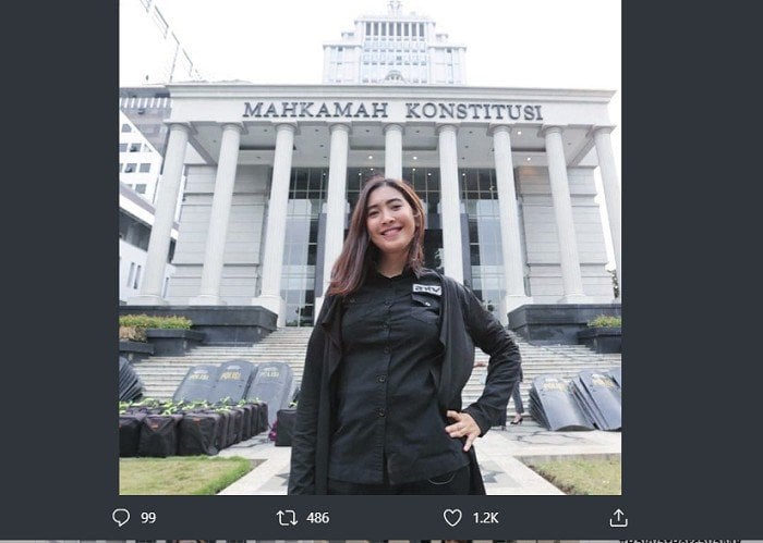 Jurnalis stasiun televisi yang meliput di Mahkamah Konstitusi. [Twitter]