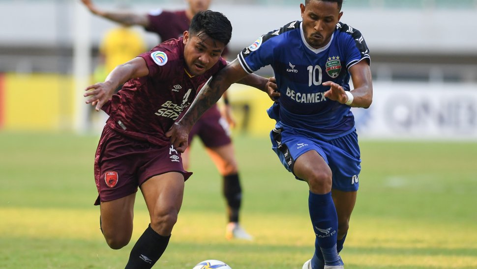 Pesepak bola PSM Makassar Asnawi Mangkualam (kiri) berebut bola dengan pesepak bola Becamex Binh Duong asal Vietnam Wander Luiz Dias pada semi final leg kedua Piala AFC 2019 zona Asean di Stadion Pakansari, Bogor, Jawa Barat, Rabu (26/6/2019). ANTARA FOTO/Wahyu Putro A