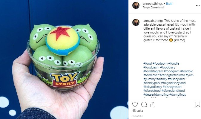 Mochi berbentuk karakter alien dalam film Toy Story. (Instagram/@anneatsthings)