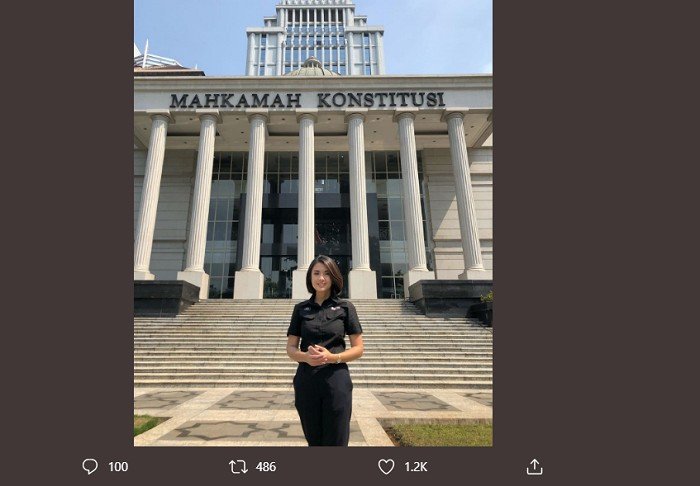 Jurnalis stasiun televisi yang meliput di Mahkamah Konstitusi. [Twitter]