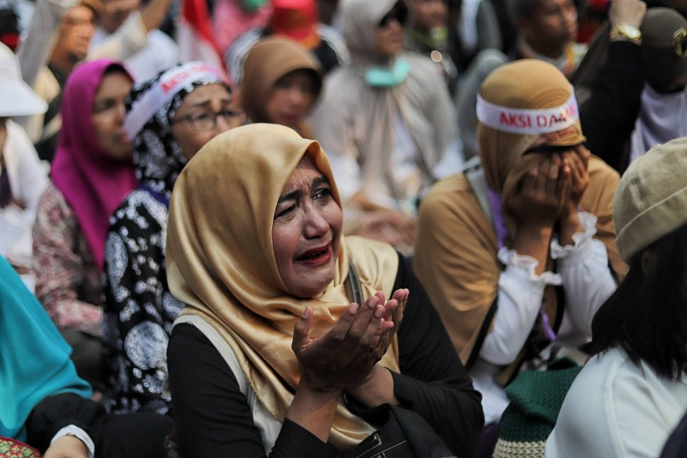Emak-emak peserta aksi menangis saat mengikuti aksi di kawasan Mahkamah Konstitusi, Jakarta, Kamis (27/6). [Suara.com/Muhaimin A Untung]