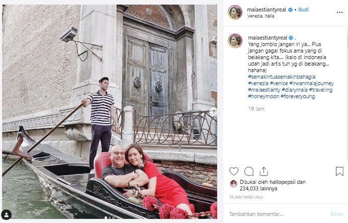 Maia Estianty peluk Irwan Mussry saat naik gondola di Venesia. (Instagram/@maiaestiantyreal)
