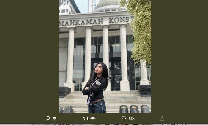 Jurnalis stasiun televisi yang meliput di Mahkamah Konstitusi. [Twitter]