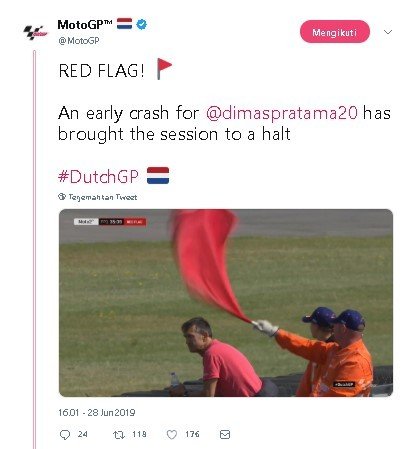 Bendera merah berkibar usai Dimas Ekky Pratama kecelakaan. (Twitter/@MotoGP)