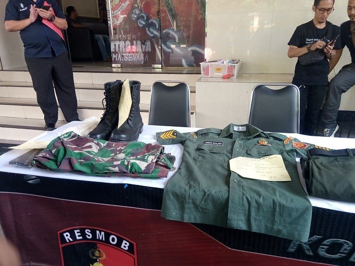 Barang bukti du TNI Gadungan, yakni KNP (37) dan TMN (37). [Suara.com/Yosea Arga Pramudita]