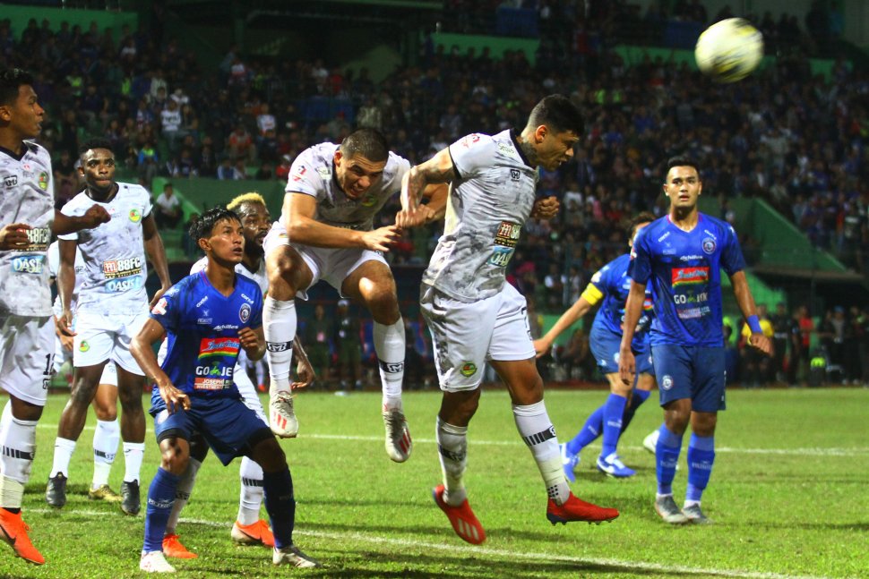 Pesepak bola PS Tira, Ciro Henrique Alves Ferreira (kedua kanan) menyundul bola dalam pertandingan Liga I melawan Arema di Stadion Gajayana, Malang, Jawa Timur, Sabtu (29/6/2019). ANTARA FOTO/Ari Bowo Sucipto