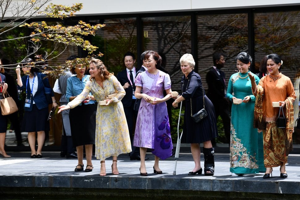 Ibu Negara Iriana Joko Widodo (depan, tiga kiri) berfoto bersama para istri dan suami pemimpin negara-negara peserta KTT G20 di Kuil Tofuku Ji, Kyoto, Jepang, Jumat (28/06). [ANTARA FOTO/REUTERS]