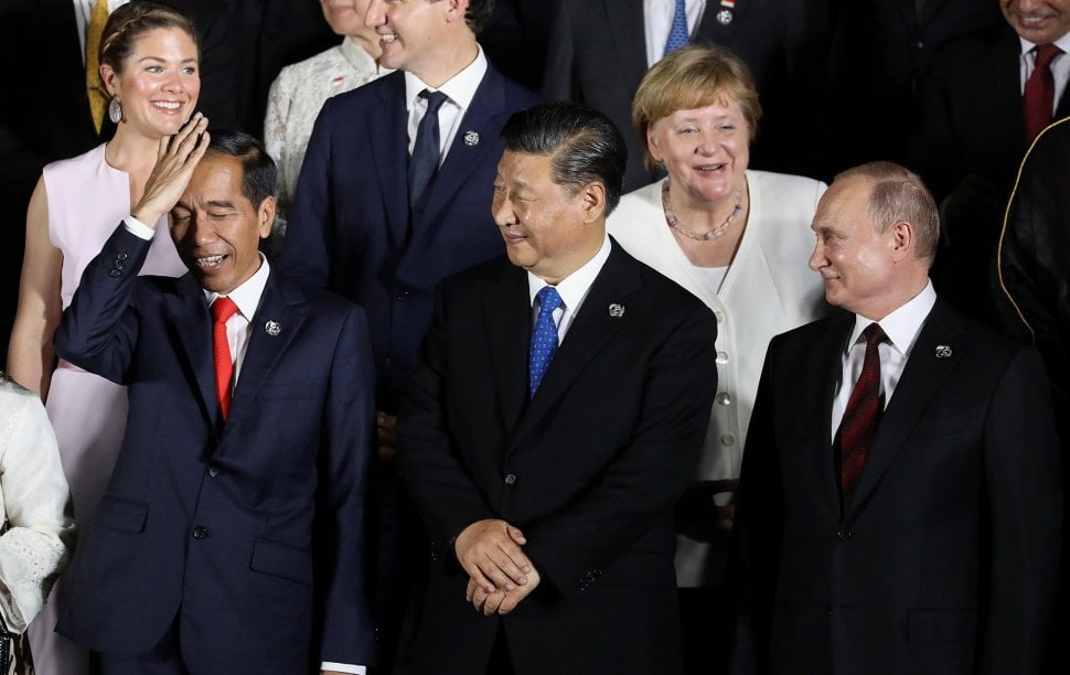 Presiden Joko Widodo berfoto bersama para pemimpin negara-negara peserta KTT G20 di Osaka Jepang, Jumat (28/06). [Ludovic MARIN / POOL / AFP]