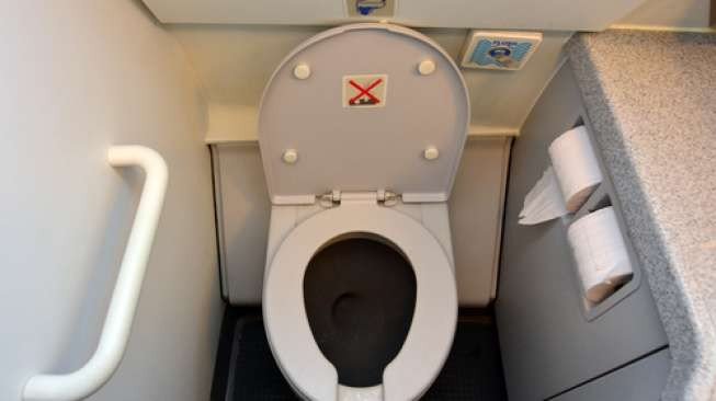 Ilustrasi toilet pesawat. (Shutterstock)
