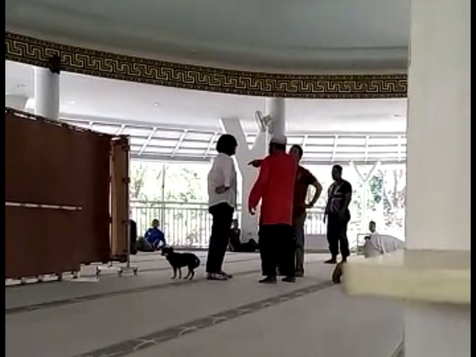 Bidik layar video viral wanita pembawa anjing marah-marah di dalam masjid. (istimewa)