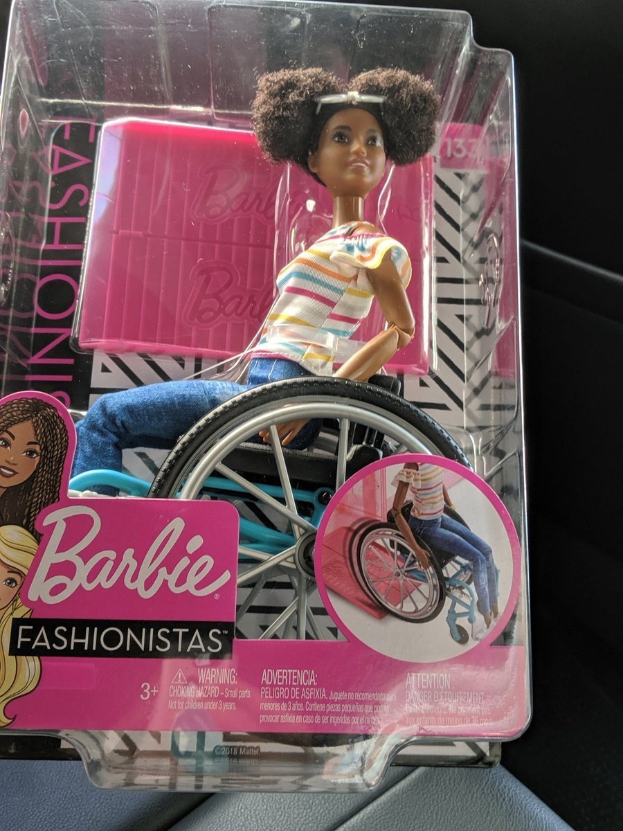 Barbie kulit hitam dengan kursi roda. (Twitter/@summersnoqueen)