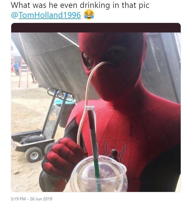 Cara spiderman minum saat pakai kostum (twitter.com/Flickersmg)