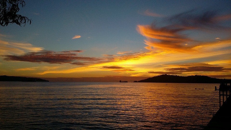 Ilustrasi sunset di laut lepas Sabah, Malaysia. (Pixabay/kennethr)