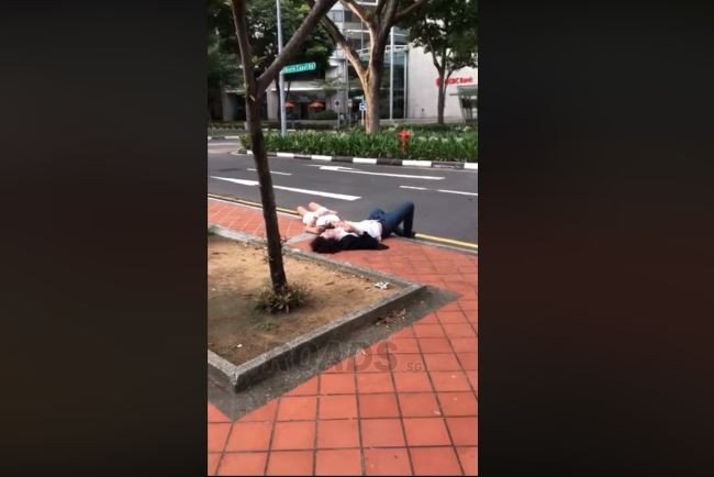 Mabuk, pasangan ini tidur di pinggir jalan (facebook.com/roads.sg)