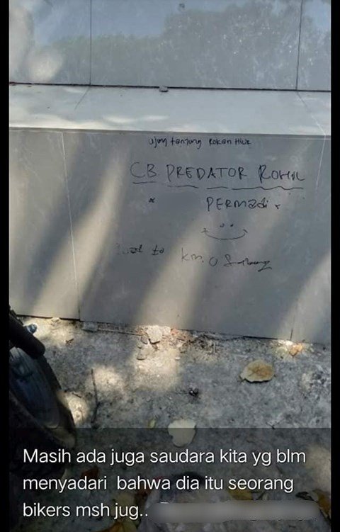 Pemotor yang corat-coret tugu 0 Km Indonesia. (Facebook/Gun's Doank)