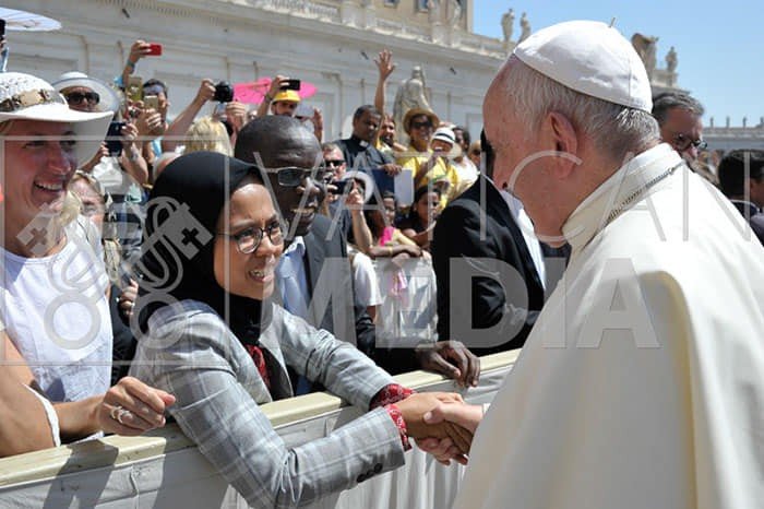 Dewi Kartika Maharani Praswida, perempuan asal Kota Semarang, Jawa Tengah, bersalaman dengan pemimpin tertinggi Gereja Katolik Paus Fransiskus di St Peter Square, Vatikan, 26 Juni 2019. [Photovat]