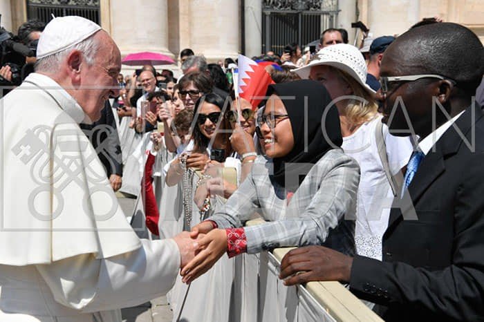 Dewi Kartika Maharani Praswida, perempuan asal Kota Semarang, Jawa Tengah, bersalaman dengan pemimpin tertinggi Gereja Katolik Paus Fransiskus di St Peter Square, Vatikan, 26 Juni 2019. [Photovat]