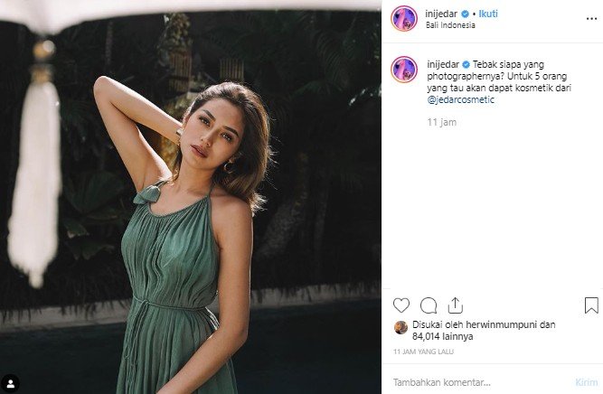 Gaya liburan Jessica Iskandar di Bali. (Instagram/@inijedar)