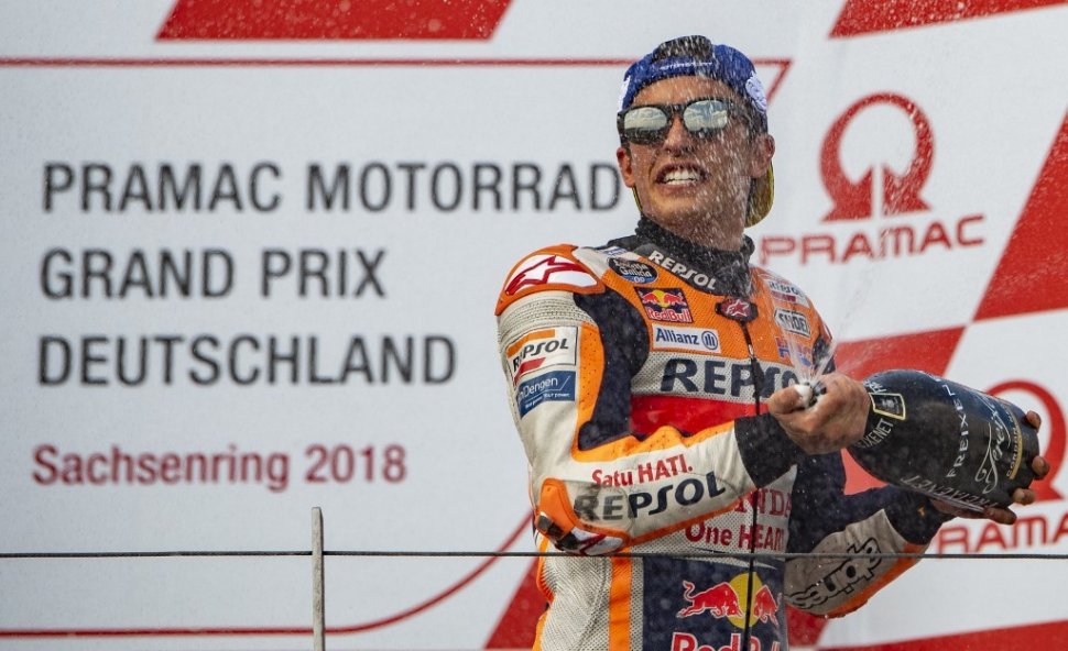 Pebalap Repsol Honda, Marc Marquez, merayakan keberhasilannya memenangi balapan MotoGP Jerman di Sirkuit Sachsenring, Minggu (15/7/2018). [AFP/Robert Michael]