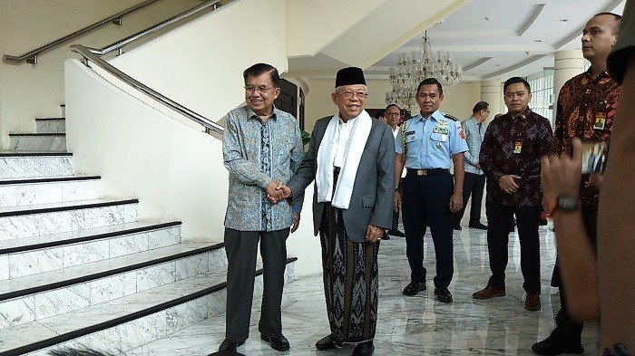 Wapres terpilih Ma'ruf Amin ketika menyambangi Jusuf Kalla di kantor Wapres. (Suara.com/Ria Rizki).